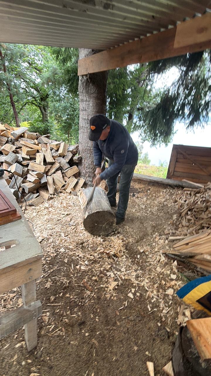 Edgardo Burgos trabajando en su taller al aire libre
