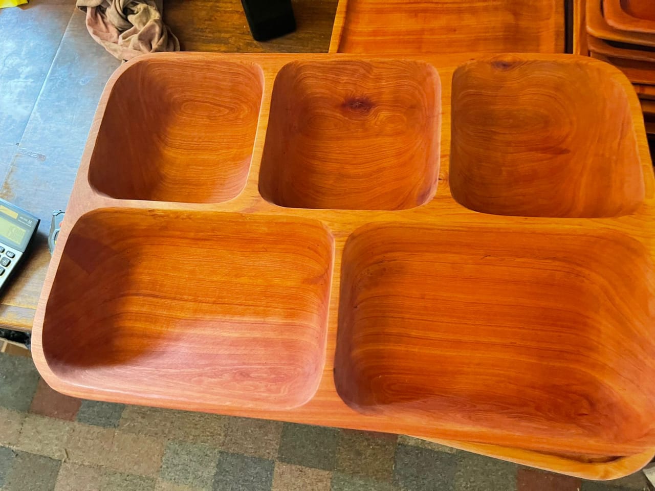 Bandeja con cinco compartimentos tallada en madera nativa