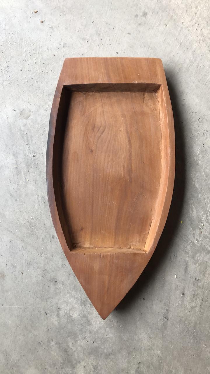 Bandeja con forma de hoja tallada en madera oscura