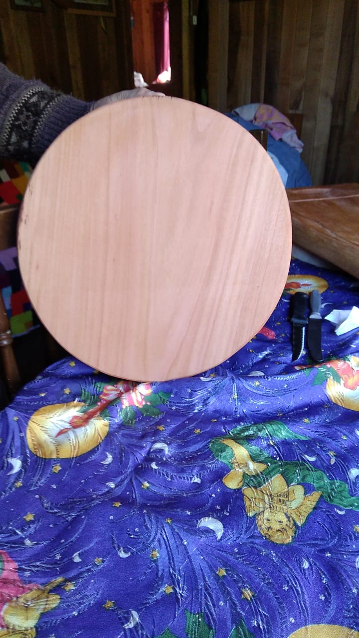 Base redonda de madera nativa para servir