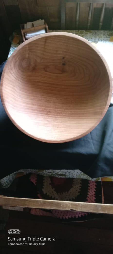 Bowl redondo grande de madera nativa con vetas circulares