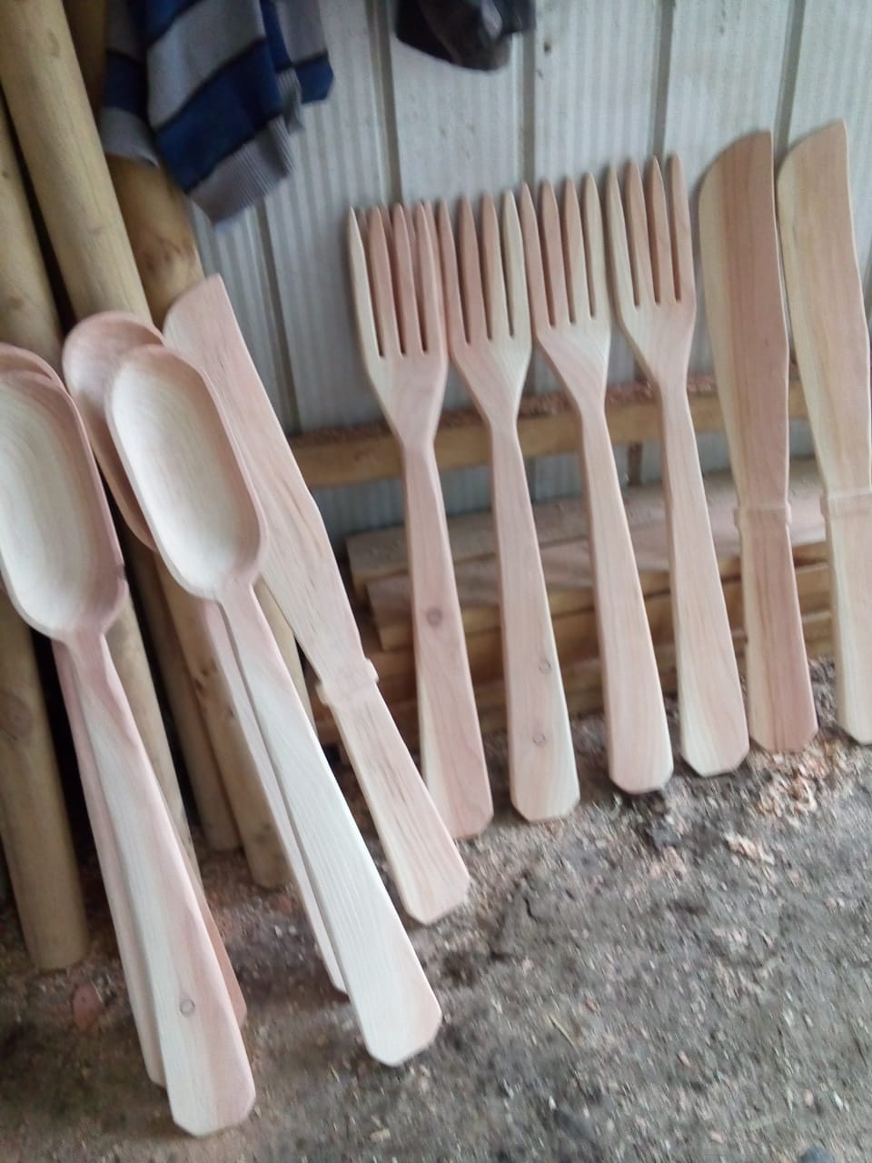 Set de cubiertos artesanales de madera: cucharas, tenedores y cuchillos