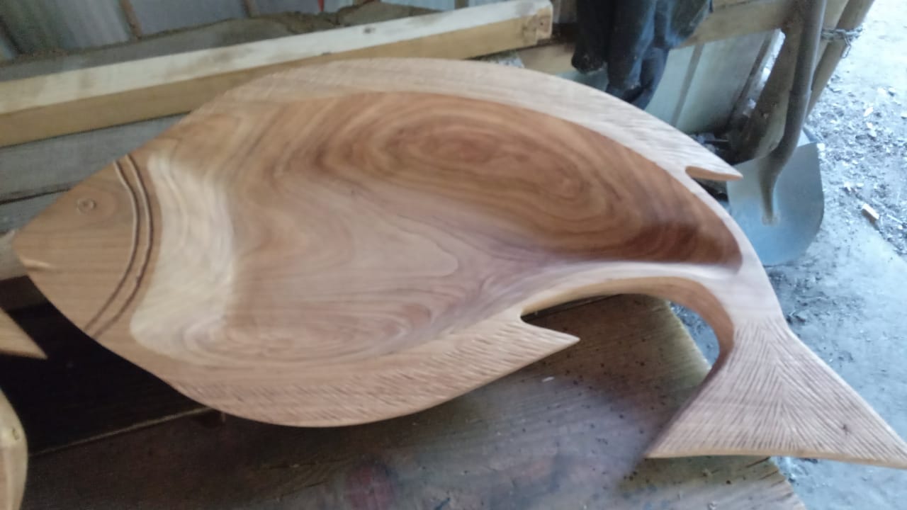 Fuente decorativa tallada en forma de pez en madera nativa