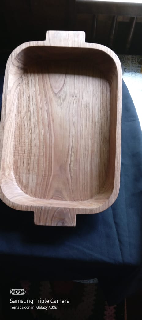 Fuente rectangular tallada en madera de raulí