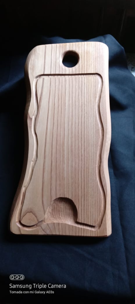 Tabla de picar alargada con canal para jugos tallado a mano