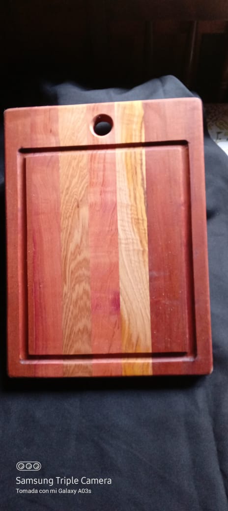 Tabla de picar con maderas combinadas de diferentes tonos