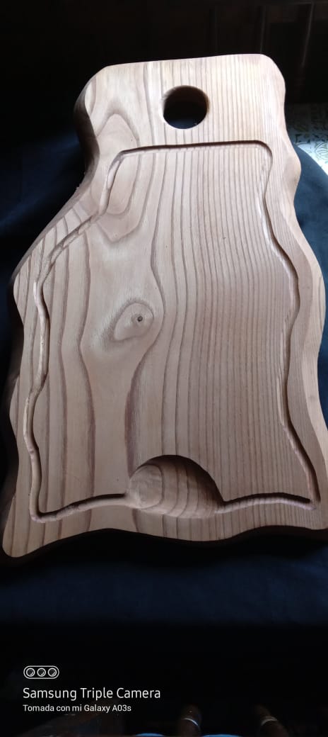 Tabla de picar con bordes orgánicos naturales y canal tallado