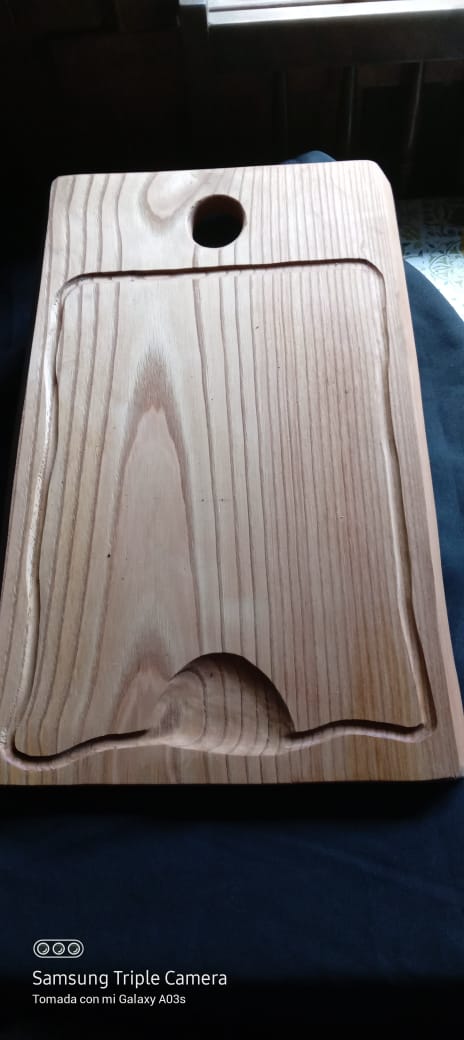 Tabla de picar rústica con orificio para colgar